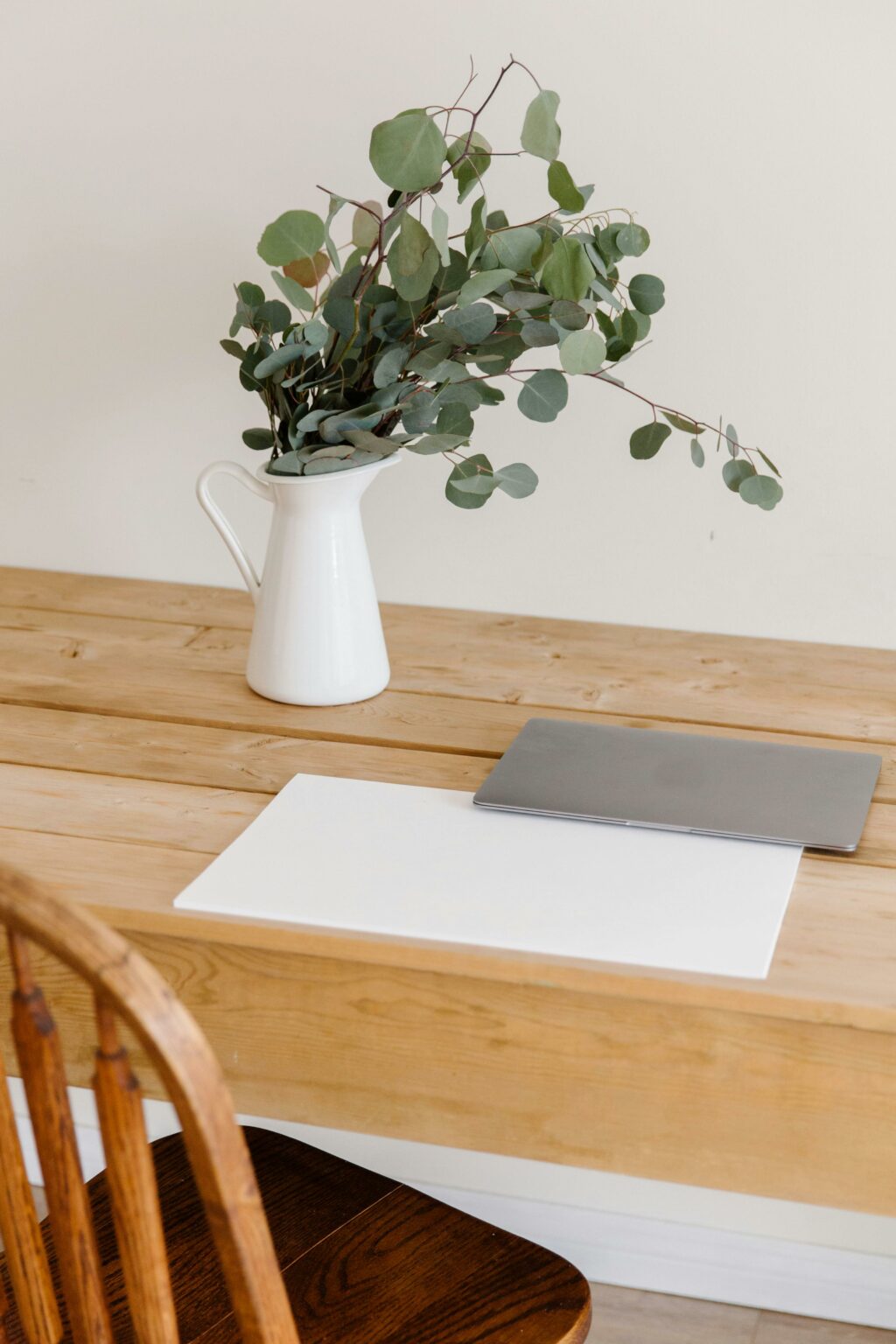Table en bois claire, chaise vintage en bois, vase avec feuillage naturel, décoration minimaliste et chaleureuse - Ocla Design