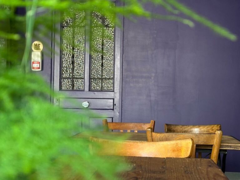 séparation espace simulateur décoration vintage bar simulateur porte vitrée teintée ancienne cloison intérieure style rétro coin café ambiance naturelle déco intérieure bar gaming mobilier bois vintage ambiance automoto design espace ludique décoration bar avec simulateurs