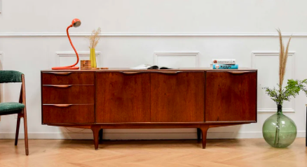 Enfilade danoise vintage en teck foncé, dans un intérieur lumineux au style mid-century modern