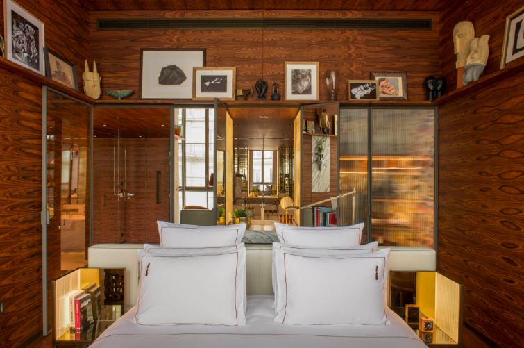 Chambre d’hôtel à la boiserie assumée