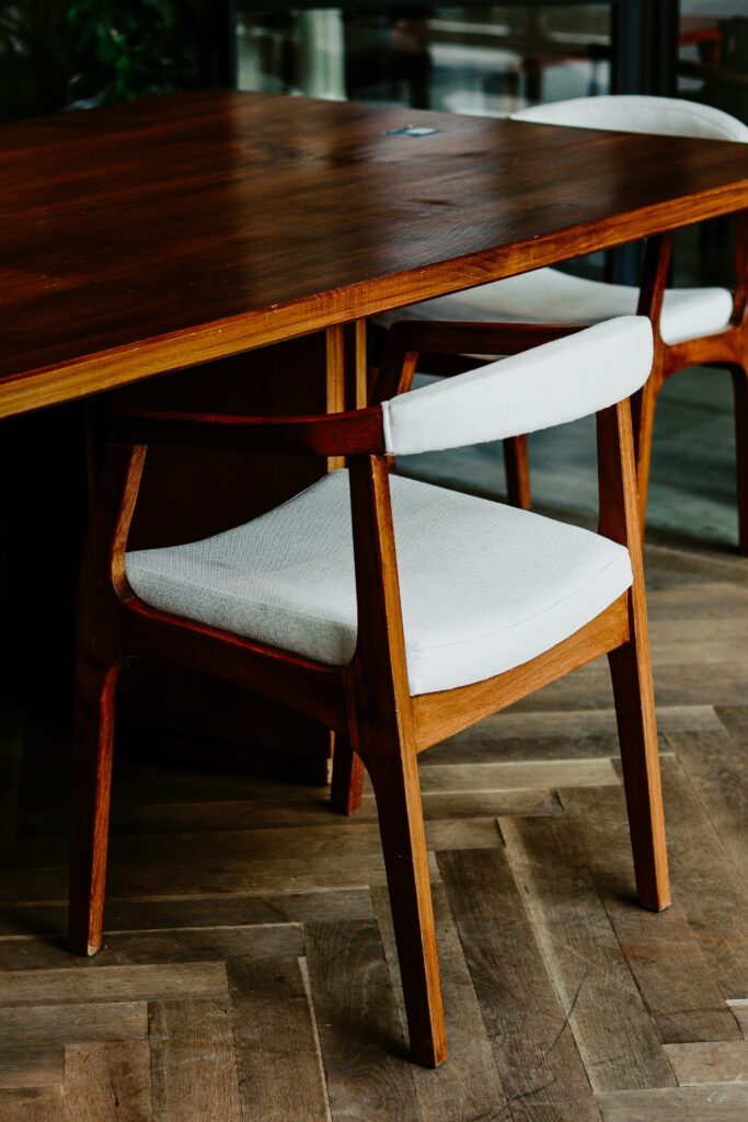 Se projeter en décoration intérieur - mobilier vintage bois et tissu blanc