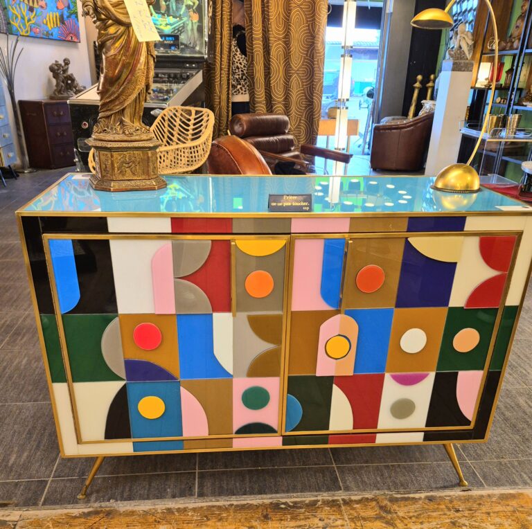 Buffet vintage mid-century à façades laquées multicolores et pieds laiton — mobilier vintage pour intérieur singulier