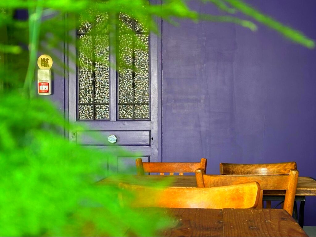Portes anciennes peintes en violet royal couleur saturée décoration bar industriel vintage Lyon projet Rosiéristes