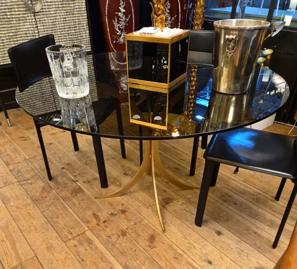 Table ronde vintage plateau verre fumé et pied laiton, mobilier rare chiné pour projet luxe écoresponsable Genève