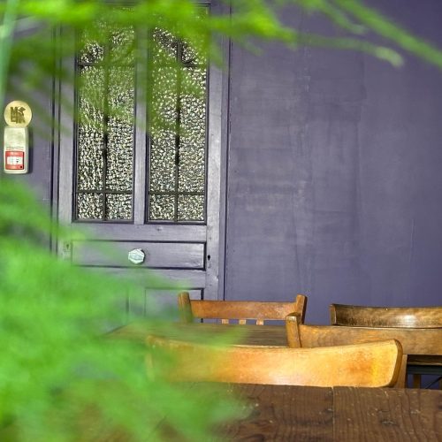 séparation espace simulateur décoration vintage bar simulateur porte vitrée teintée ancienne cloison intérieure style rétro coin café ambiance naturelle déco intérieure bar gaming mobilier bois vintage ambiance automoto design espace ludique décoration bar avec simulateurs